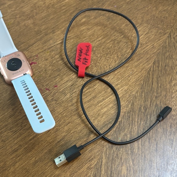 Elegant Smartwatch with Gold Case and White Band - Picture 3 of 6